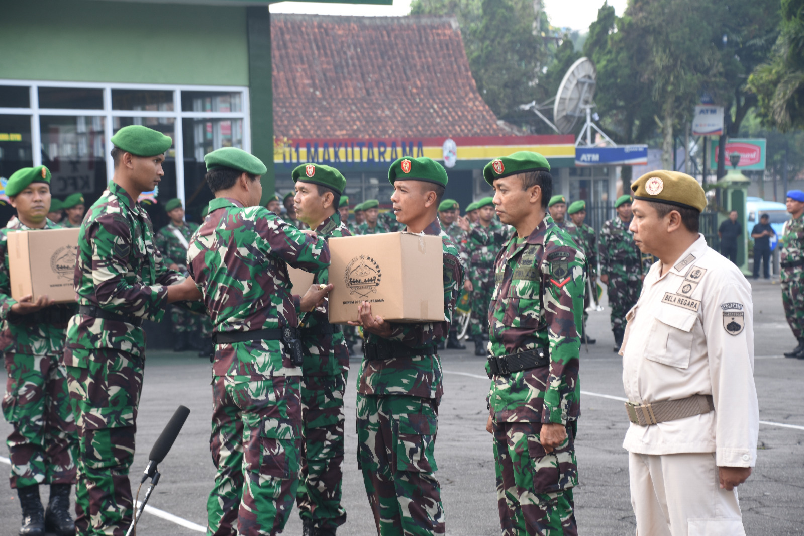 Bentuk Kepedulian, Danrem 073/Makutarama Beri Bingkisan Lebaran ke Anggota